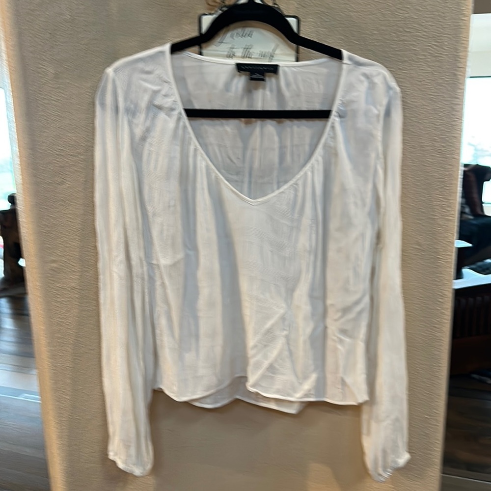 Worn once Off white flowy easy top!